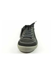 Sneaker nera in suede con suola in gomma grigia, punta rotonda e cuciture bianche a contrasto. Presenta chiusura con lacci e dettagli testurizzati sulla suola.