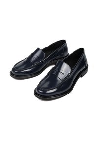 Granatowe lakierowane loafersy z teksturowanym przodem, detalami w postaci stębnowania i czarną podeszwą, z designem typu slip-on.