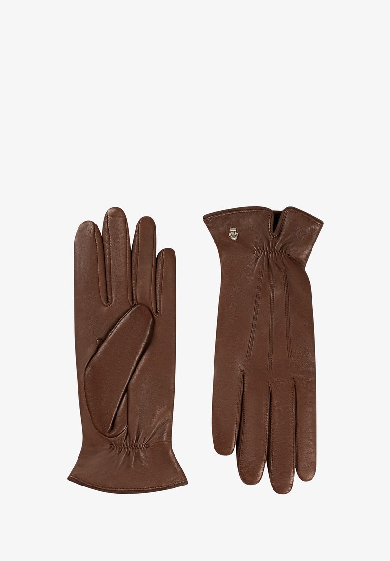 Par de guantes de cuero marrón, uno mostrando el lado de la palma con un pulgar reforzado, el otro mostrando el dorso con muñeca recogida y pequeño emblema.