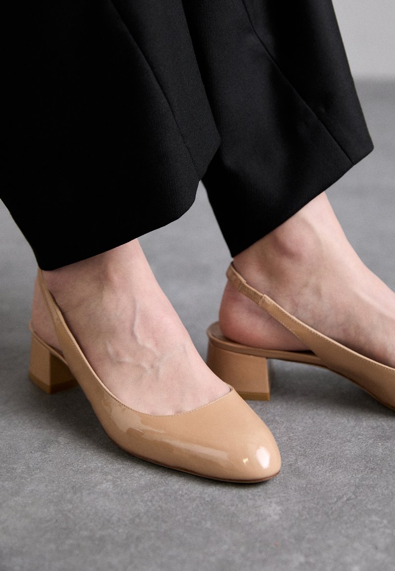 Stuart Weitzman - VIVIENNE SLINGBAC - Decolleté - beige, Ingrandire