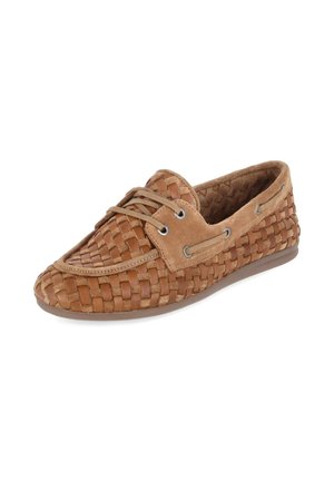 Bruine gevlochten leren loafer met suède accenten, veter aan de voorkant en platte rubberen zool, getoond onder een lichte rechterhoek op een witte achtergrond.