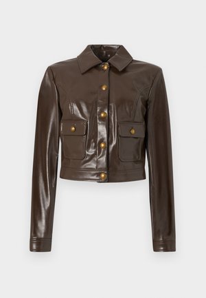 Veste courte en similicuir marron avec col, boutons-pression dorés, deux poches avant et manches longues. Texture lisse et brillante.