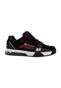 DC Shoes tenisice u crnoj i bijeloj boji s crvenim naglascima. Opremljene su mrežastim gornjim dijelom, vidljivim zračnim jastučićem i detaljem s logotipom. Broj "94" na stranici.