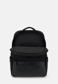 Svart ryggsäck med en slät, matt yta. Har en rundad topp, en huvudfack med blixtlås, en framficka och logotypdetalj.