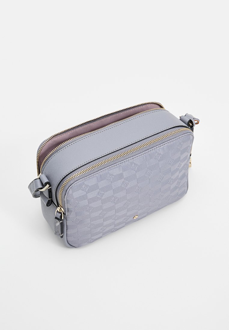 Grå syntetisk crossbody-väska med rutigt mönster, två dragkedjefickor och detaljer i guldton. Har justerbar rem.