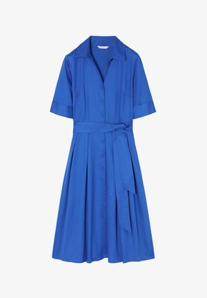 Sininen lyhythihainen mekko, jossa on kaulukset, nappikiinnitys edessä ja vyötäröllä vyö. Kangas näyttää sileältä ja siinä on hieman kiiltävä pinta.