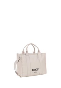 Jasno beżowa torba na ramię z podwójnymi uchwytami i regulowanym paskiem na ramię. Posiada logo "JOOP! JEANS" oraz elegancki, strukturalny design.