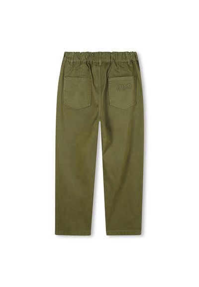 Pantaloni verde oliva con fascia elastica in vita, dotati di due tasche posteriori e un logo goffrato discreto sulla tasca destra. Texture liscia.