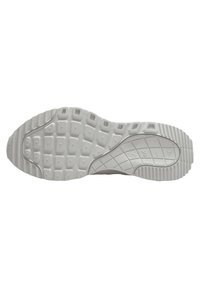 Weiße Sportschuhsohle mit einer strukturierten Gummibeschichtung, die ein deutliches Profilmuster und glatte Bereiche für Traktion aufweist.