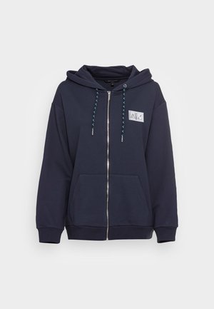 Hoodie zippé bleu marine avec capuche, poches avant et un patch logo argenté. Doté de cordons de serrage bleus contrastants et de poignets et ourlet côtelés.