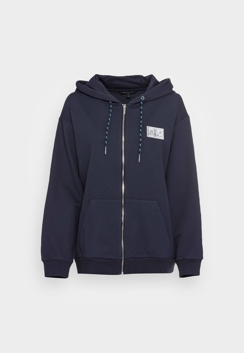 Sudadera con cremallera de color azul marino, con capucha, bolsillos frontales y un parche de logo en plata. Cuenta con cordones de contraste en azul y puños y dobladillo acanalados.