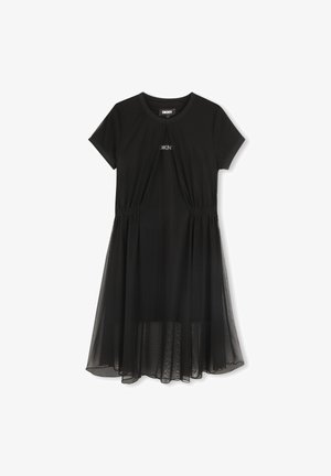Robe noire à manches courtes, avec une taille froncée et un superposé en tulle transparent. Encolure ronde simple avec détail du logo.