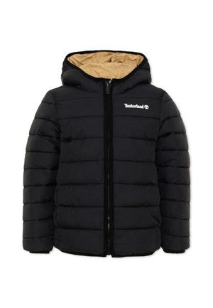 Czarna pikowana kurtka z kapturem, zamkiem błyskawicznym z przodu i beżową podszewką, z białym logo Timberland na piersi.