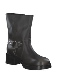 Stivale in pelle nera a metà polpaccio con tacco basso e cinturino decorativo con anello metallico e rivetti attorno alla caviglia.