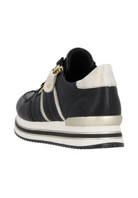 Sorte sneakers med mesh-paneler, guld-accenter og en struktureret bagdel. Har en lynlåslukning og en hvid mellemsål med sorte striber.