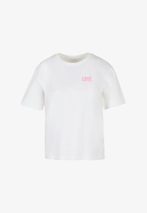 Valge puuvillane t-särk lühikeste varrukatega ja ümmarguse kaelusega, millel on vasakul rinnal roosas värvitoonis trükitud sõna "LOVE".