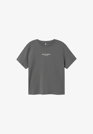 Šedé bavlnené tričko s okrúhlym výstrihom, krátkymi rukávmi a textom "Studio edition" v bielej farbe na prednej strane. Jednoduchý, voľný strih.