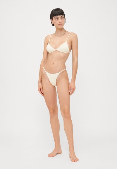 Crème kleurige bikini set met een driehoekige top en een minimalistisch onderste gedeelte. Bevat dunne bandjes en een textuurstof.