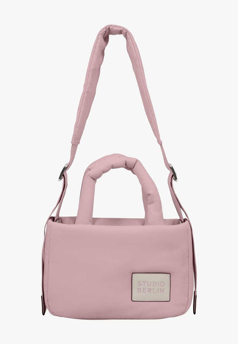 Růžová nylonová kabelka s dvojitými uchy, odnímatelným ramenním popruhem a přední nášivkou s logem. Hladká textura s minimalistickým designem.