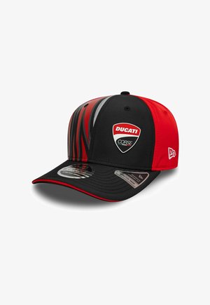 Schwarze und rote Ducati Corse Kappe mit Logo-Patch vorne, Flammendesign an der Seite und New Era Branding am Seitenpanel.