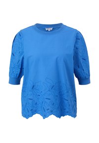 Blouse bleue à manches courtes avec col rond, manches bouffantes et broderie florale ajourée sur les manches et l’ourlet.