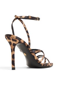 Sandales à talons hauts en imprimé léopard avec de fines sangles noires, bout ouvert et un talon aiguille fin. Accent en or sur le talon.