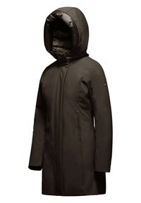 Lungo cappotto marrone scuro con un grande cappuccio, chiusura con zip e tasche laterali. Realizzato in materiale liscio con un leggero rivestimento imbottito.