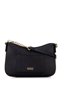 Sac bandoulière en cuir noir avec une finition texturée, une anse en chaîne dorée et une poche avant. Il possède une forme rectangulaire et une fermeture éclair.