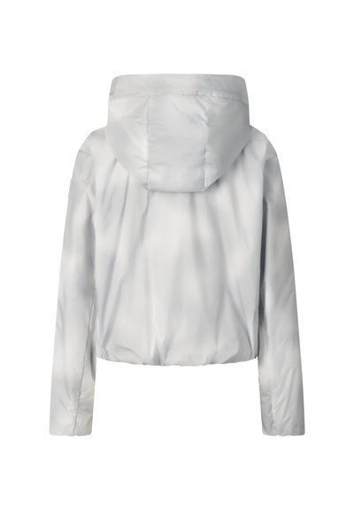 Lichtgrijze gewatteerde jas met capuchon en lange mouwen, gezien van achteren, voorzien van een gladde, licht glanzende stof en elastische zoom.