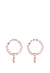 Orecchini a cerchio in oro rosa con una finitura liscia, dotati di un piccolo ciondolo pendente attaccato a ciascun cerchio. Il design è semplice e circolare.