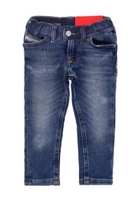 Dżinsy w ciemnoniebieskim kolorze z jasnym wypłowieniem. Posiadają pięć kieszeni, zapięcie na guzik oraz kontrastowe przeszycia na szwach.