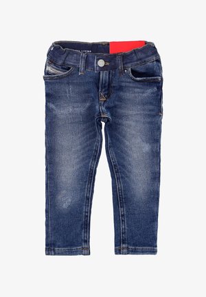 Jeans in denim blu scuro con sbiaditure chiare. Presentano cinque tasche, una chiusura con bottone e cuciture a contrasto sulle cuciture.