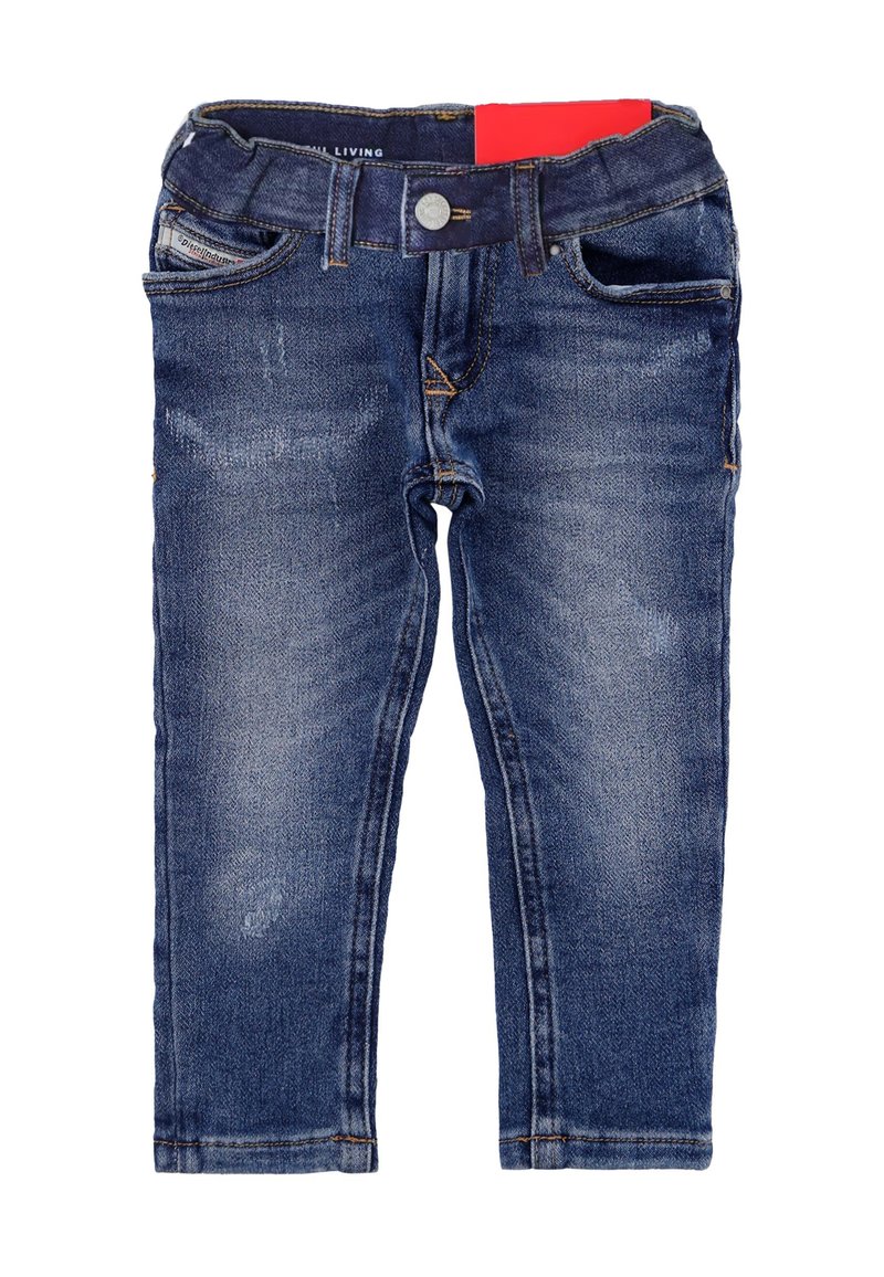 Dżinsy w ciemnoniebieskim kolorze z jasnym wypłowieniem. Posiadają pięć kieszeni, zapięcie na guzik oraz kontrastowe przeszycia na szwach.