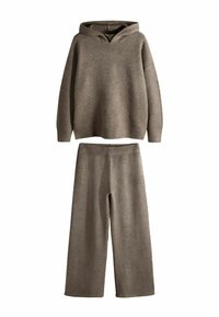 Miękki zestaw dwuczęściowy z dzianiny, składający się z bluzy z kapturem z długim rękawem oraz szerokich spodni w stonowanym brązowym kolorze.