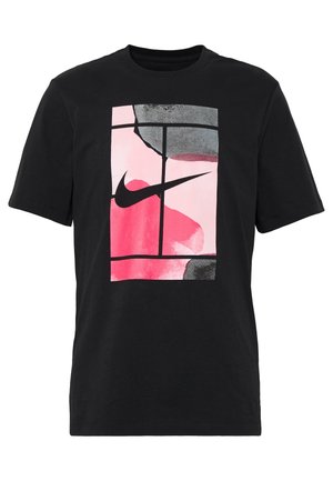 Zwart T-shirt met korte mouwen met een grote rechthoekige afbeelding van abstracte roze, rode en grijze vormen, verdeeld door zwarte lijnen en een zwarte Nike-swoosh.