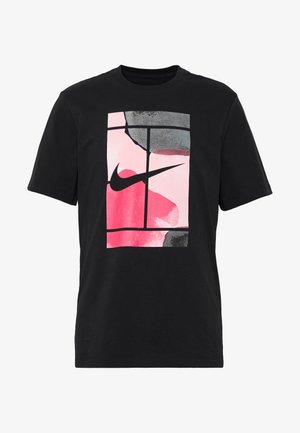 T-shirt noir à manches courtes avec un grand motif rectangulaire d’éléments abstraits roses, rouges et gris, séparés par des lignes noires et un swoosh Nike noir.