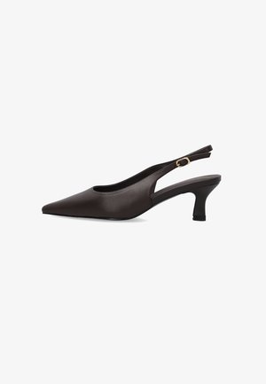 Donkerbruine leren slingback pump met puntige neus, middelhoog gebogen hak en verstelbare gouden gesp.