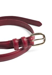 Burgundská kožená opasok s hladkým povrchom, jednoduchou zlatou sponou a dvoma dierkami na nastavenie veľkosti.
