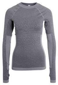 Długoskrzydłowa koszulka sportowa w jasnoszarym kolorze z teksturowanym wzorem, z okrągłym kołnierzem i kontrastującymi bocznymi panelami dla dodatkowego efektu wizualnego.