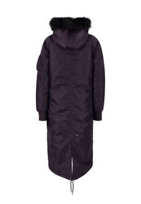 Ljubičasti dugi puffer kaput s mogućnošću odvajanja crne umjetne krznene kapuljače, rebrastim manžetama i prorezom straga. Sadrži kopče na dugmiće i vezice.