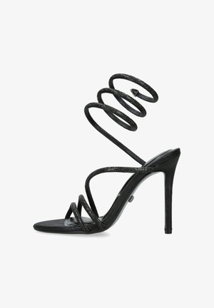 Zwarte hooggehakte sandaal met meerdere dunne bandjes, waaronder drie over de voet en een gedraaide enkelriem.