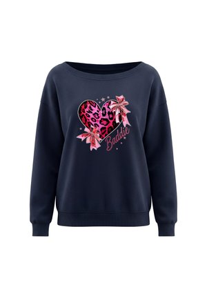 Marineblå sweatshirt med bred halsudskæring, med et lyserødt leopardprint-hjerte, to lyserøde sløjfer og ordet "Baddie" foran.
