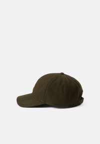Gorra de lana verde oliva con visera curvada, diseño de seis paneles y correa ajustable en la parte posterior. Tejido texturizado con costuras visibles.