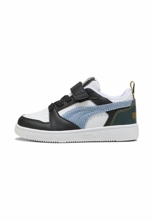 Zwart-witte sneaker met blauwe accenten, heeft een bovenwerk van textuurleer, een klittenbandsluiting en een witte rubberen zool. Opvallend merklogo op de hiel.