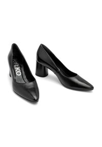 Czarne skórzane buty na wysokim obcasie z ostrym noskiem i masywnym obcasem. Gładka faktura, minimalistyczny design, z wewnętrznym logo.