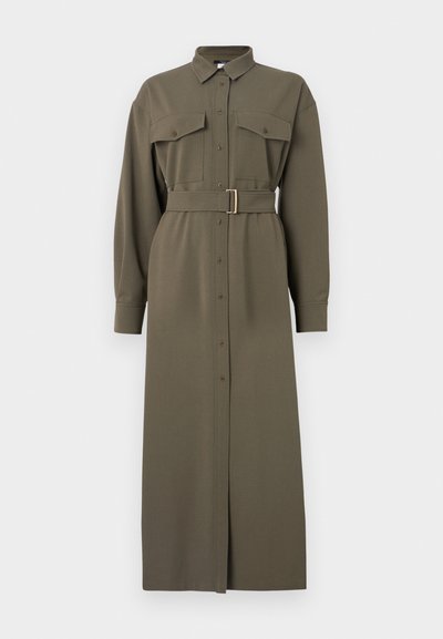 Olivgrünes Hemdkleid mit langen Ärmeln, Knopfleiste, zwei Brusttaschen und einem Taillengürtel mit rechteckiger goldener Schnalle.