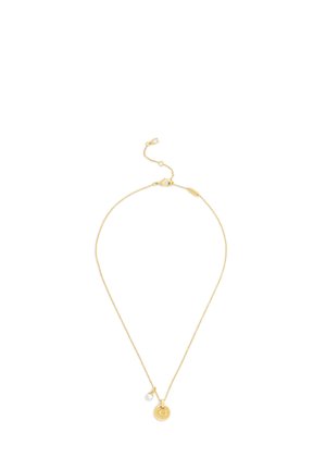 Collier délicat en chaîne d'or avec fermoir réglable, avec un pendentif rond texturé en or et un petit charm en perle blanche.