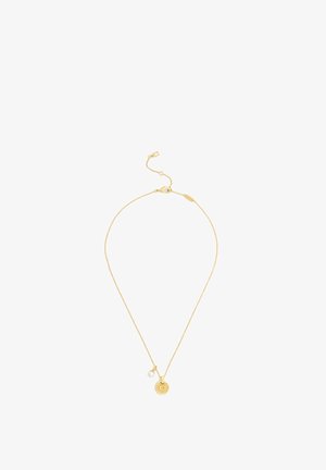 Collier délicat en chaîne d'or avec fermoir réglable, avec un pendentif rond texturé en or et un petit charm en perle blanche.