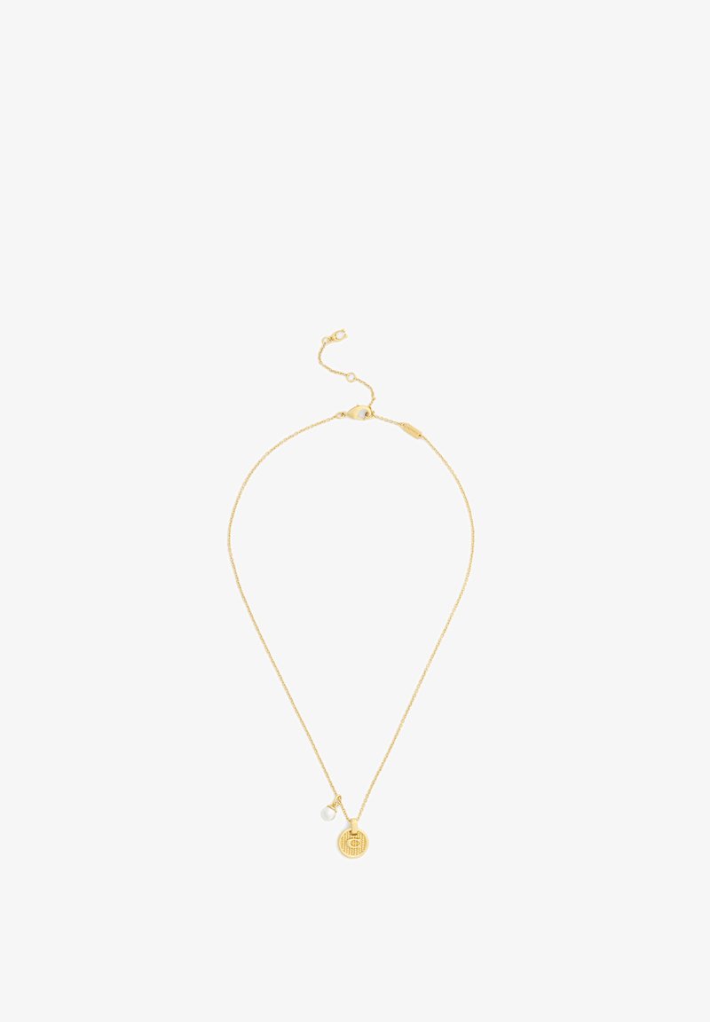 Collier délicat en chaîne d'or avec fermoir réglable, avec un pendentif rond texturé en or et un petit charm en perle blanche.