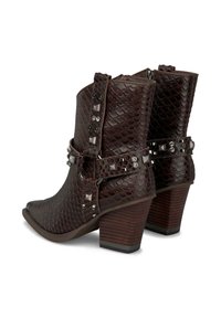 Botines de imitación de piel de serpiente marrón, con punta afilada, superficie texturizada, cremallera lateral, correa ajustable y tachuelas decorativas.